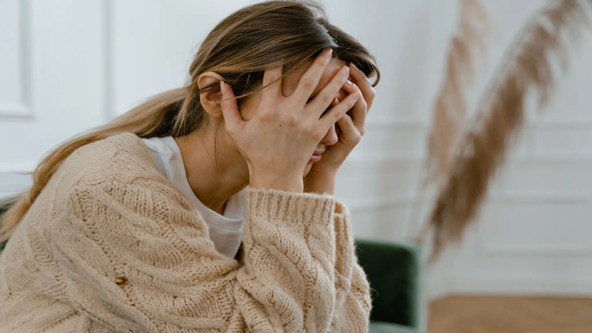 a girl dealing with anxious attachment